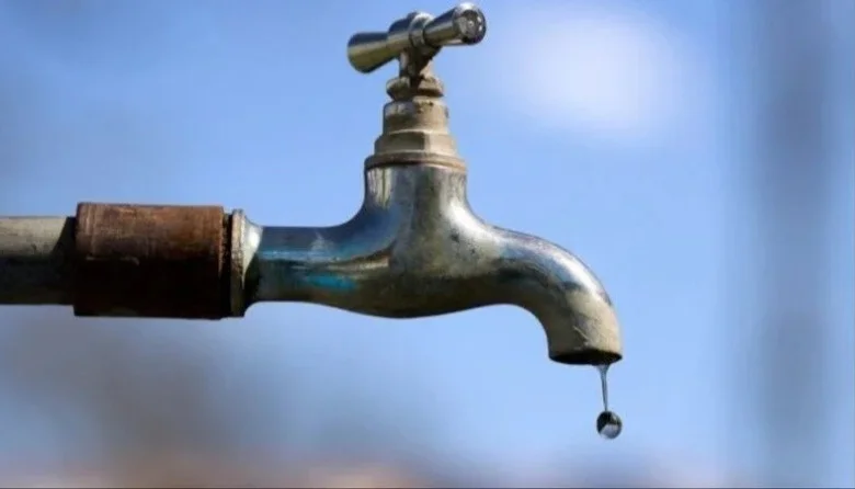 Vecinos de Berisso y Ensenada enfrentan cortes de agua por reparación de acueducto