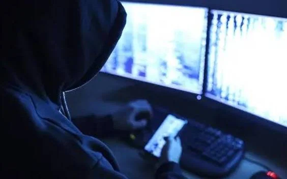 Vecinos de Ensenada en alerta por estafa SMS que roba datos bancarios