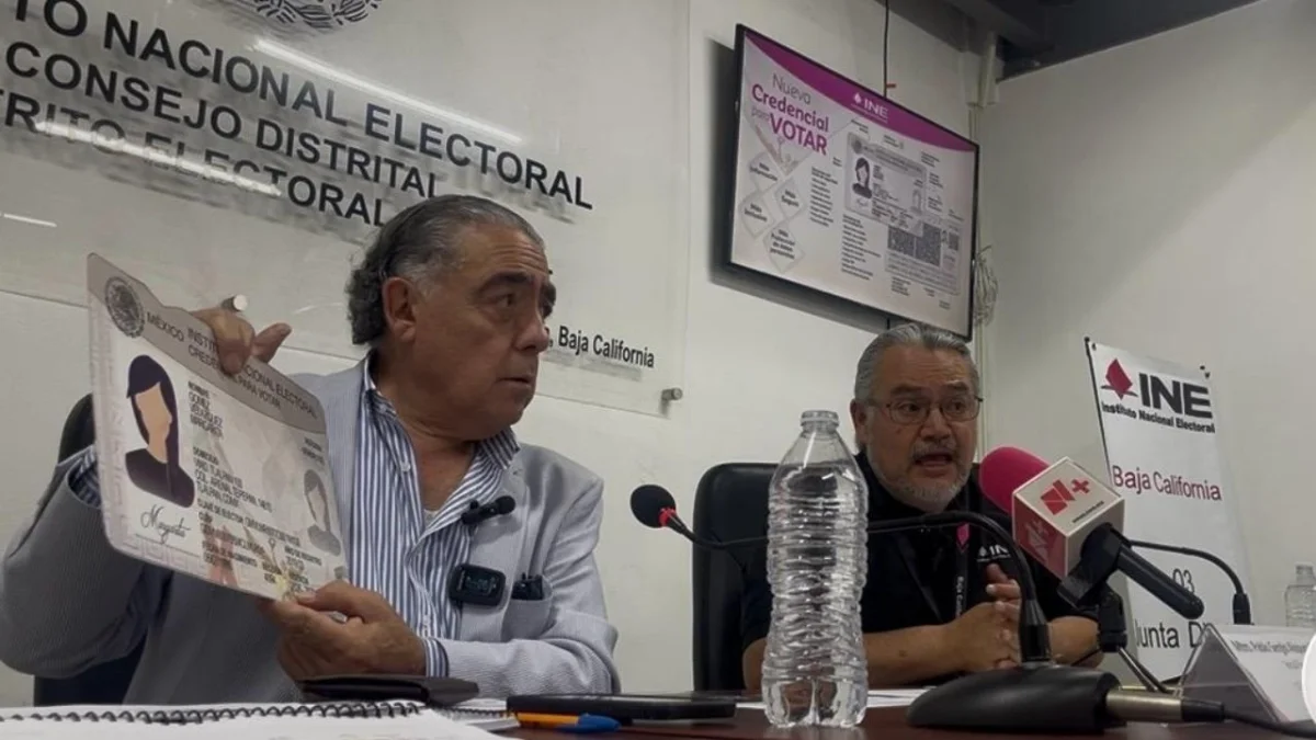 Vecinos de Ensenada se preparan para el cambio en la credencial INE este mes