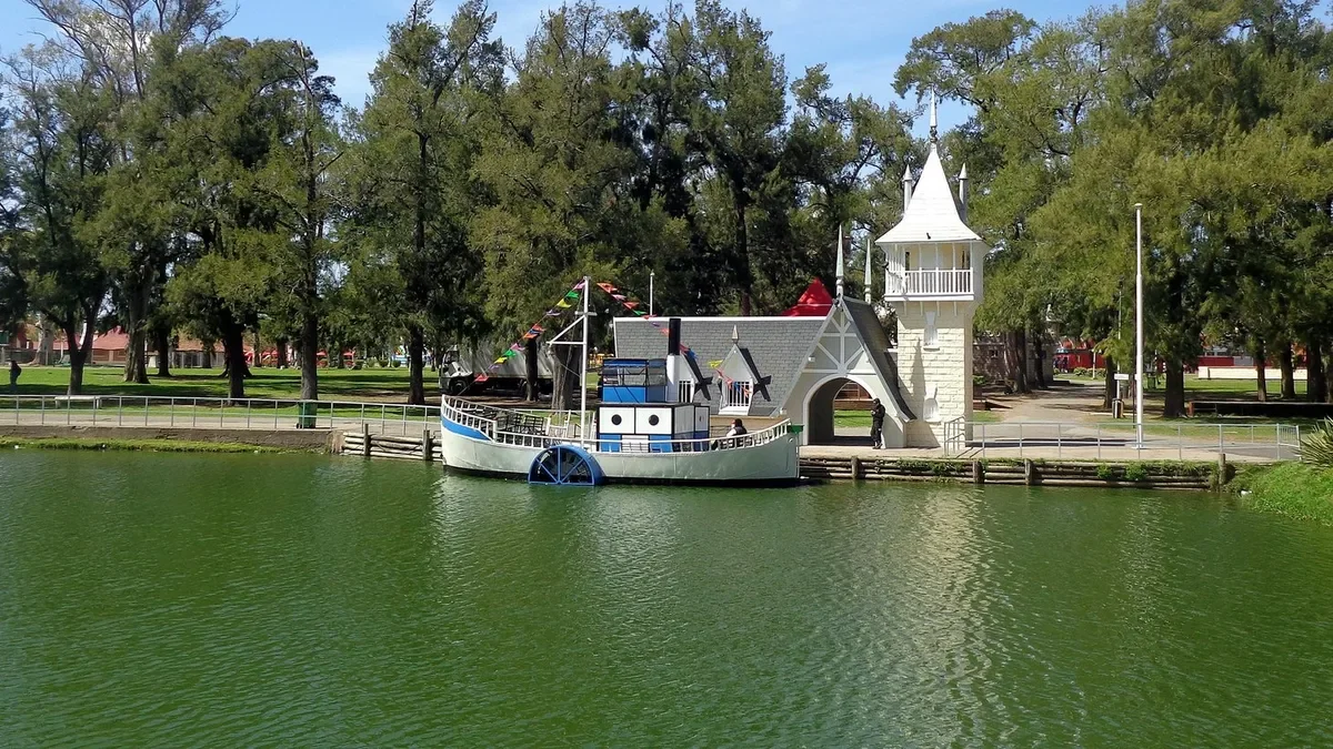 Vecinos de La Plata evitan el agua contaminada: alerta por cianobacterias en el parque temático