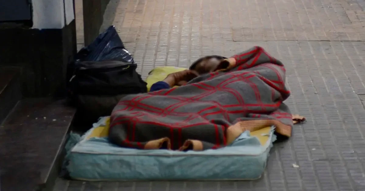 Vecinos de La Plata preocupados por el desalojo de personas en situación de calle cerca de la Terminal