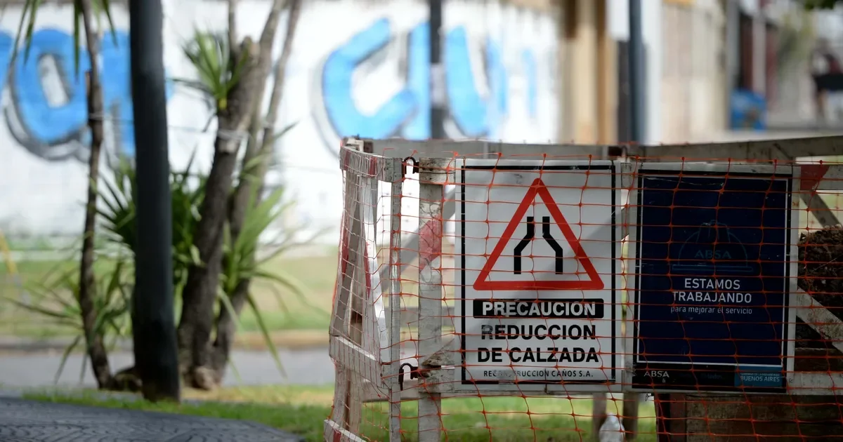 Vecinos de La Plata sufren escasez de agua tras abandono de obras en su cuadra