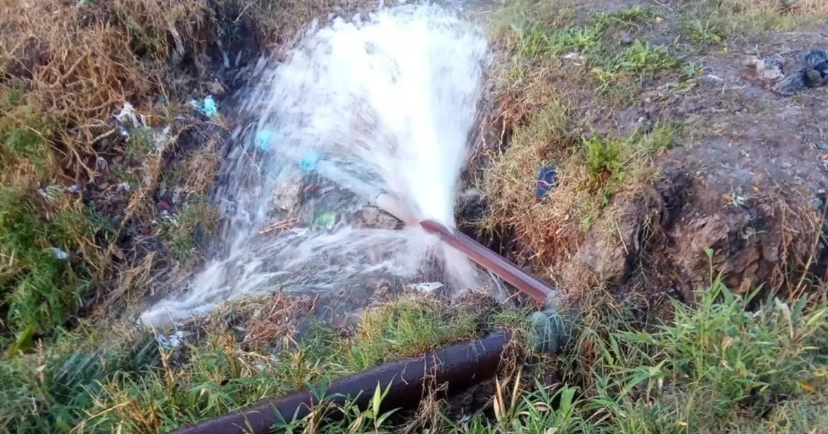 Vecinos de San Carlos sin agua: reclaman respuesta inmediata tras rotura de caño de ABSA