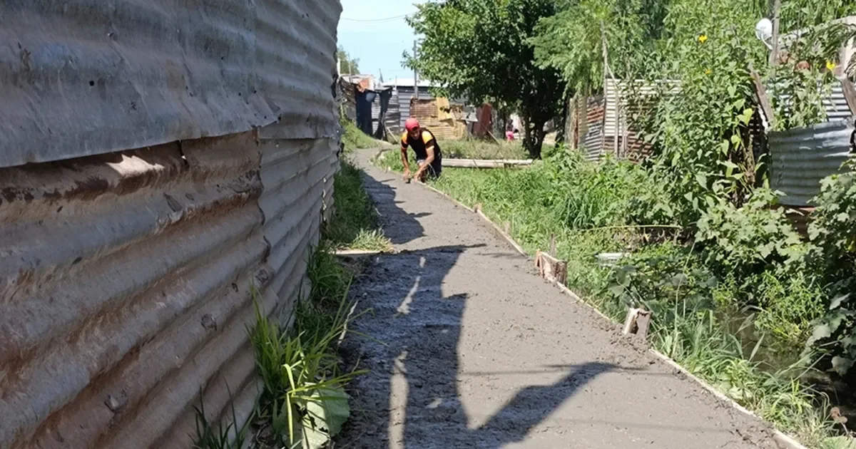 Vecinos de un barrio popular en La Plata celebran la construcción de veredas comunitarias junto a científicos del CONICET