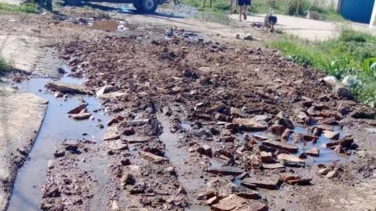 Vecinos de Villa Elvira toman la iniciativa y reparan sus calles ante la inacción municipal