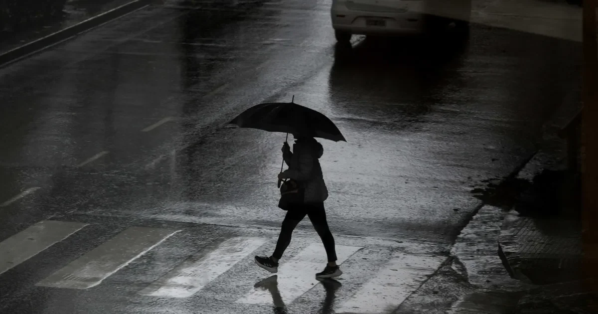 Vecinos del AMBA se preparan para una sudestada y caída de temperaturas esta semana
