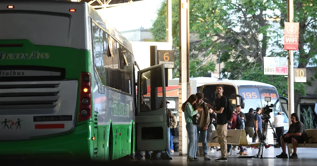 Viajar en micro de La Plata a Capital Federal se vuelve un lujo: $200.000 al mes