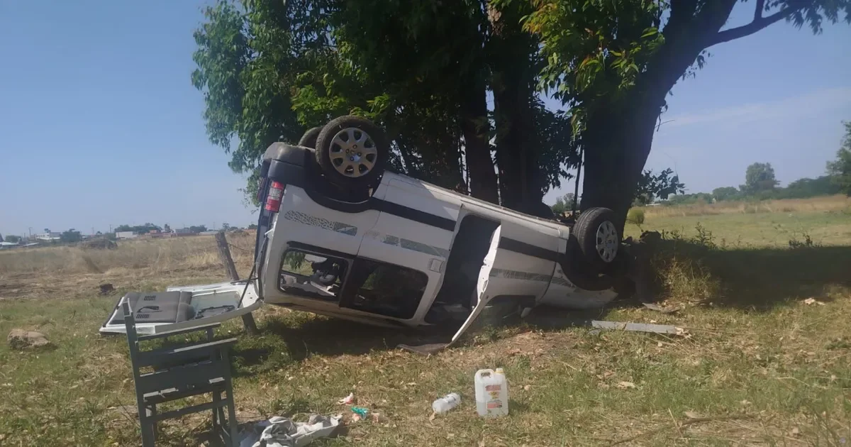 Volcadura en La Plata: un conductor pierde el control al esquivar una bicicleta