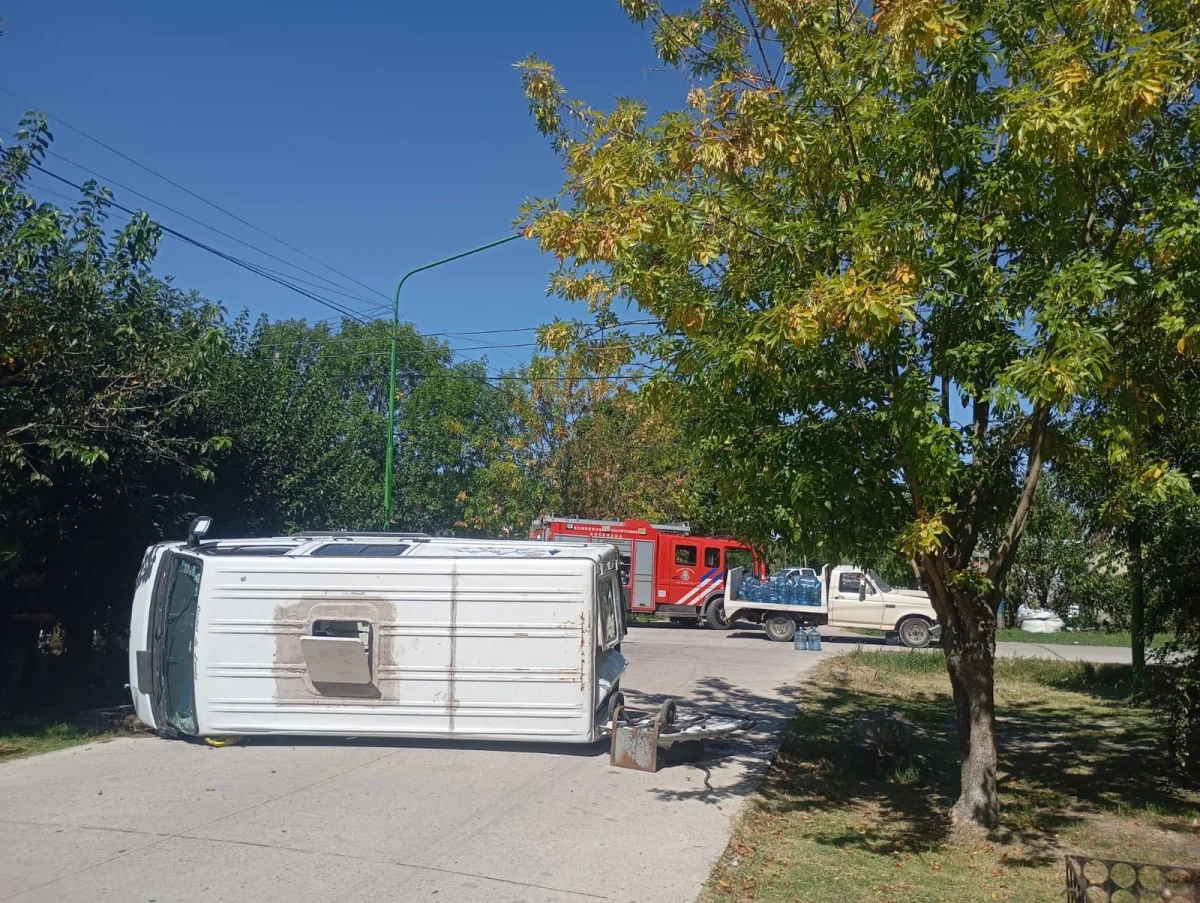 Vuelco de una camioneta y derrame de combustible en Punta Lara