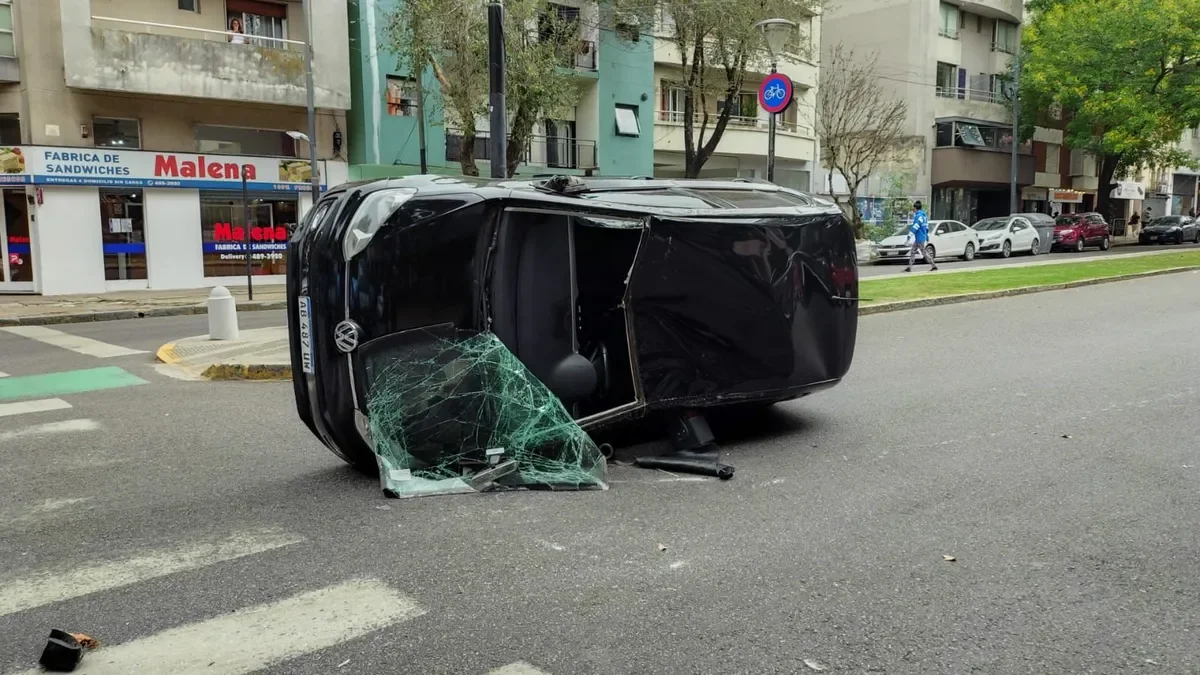 Vuelco en La Plata provoca caos en el tránsito y atención médica urgente para los heridos